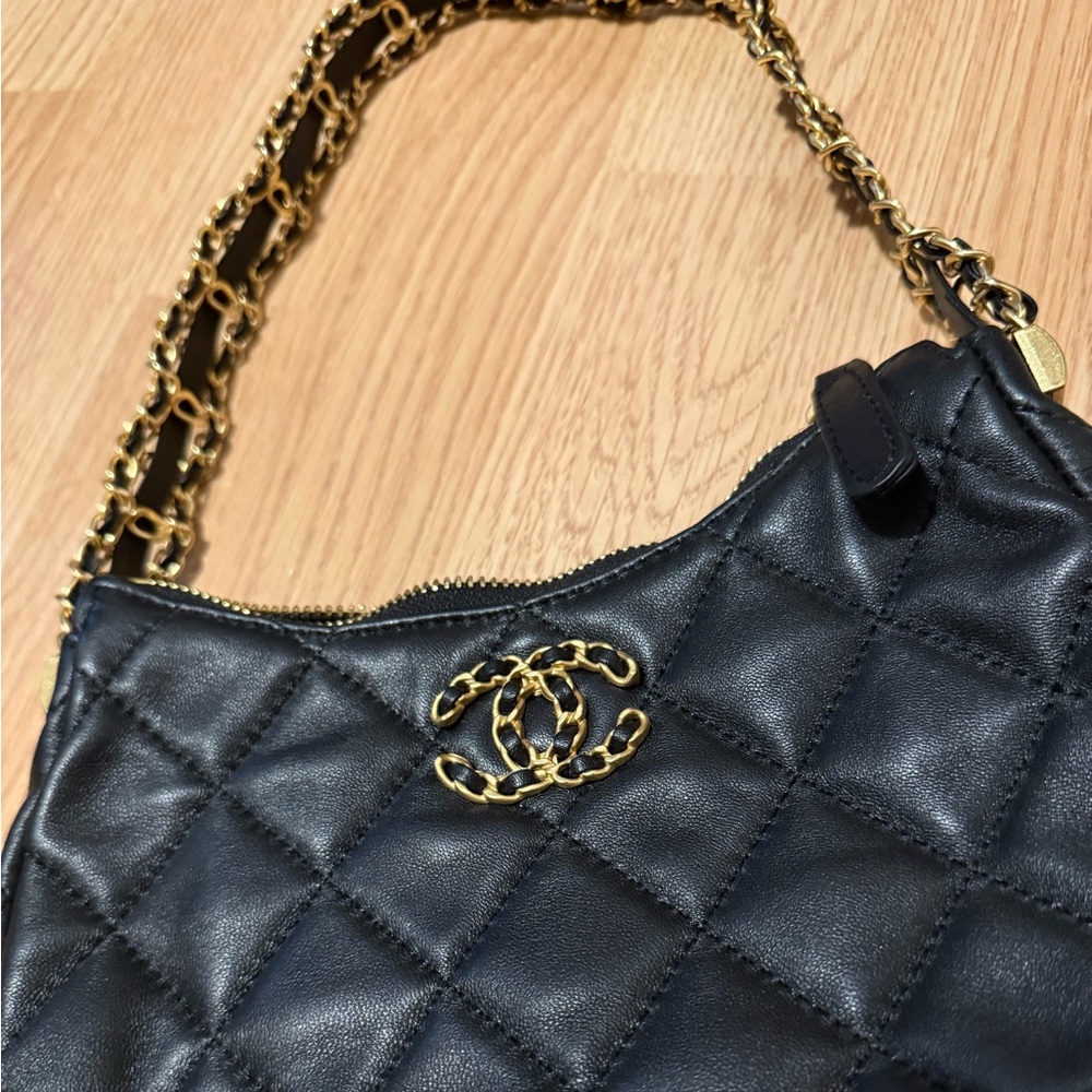 CHANEL Black Quilted Shoulder Bag with Gold Chain